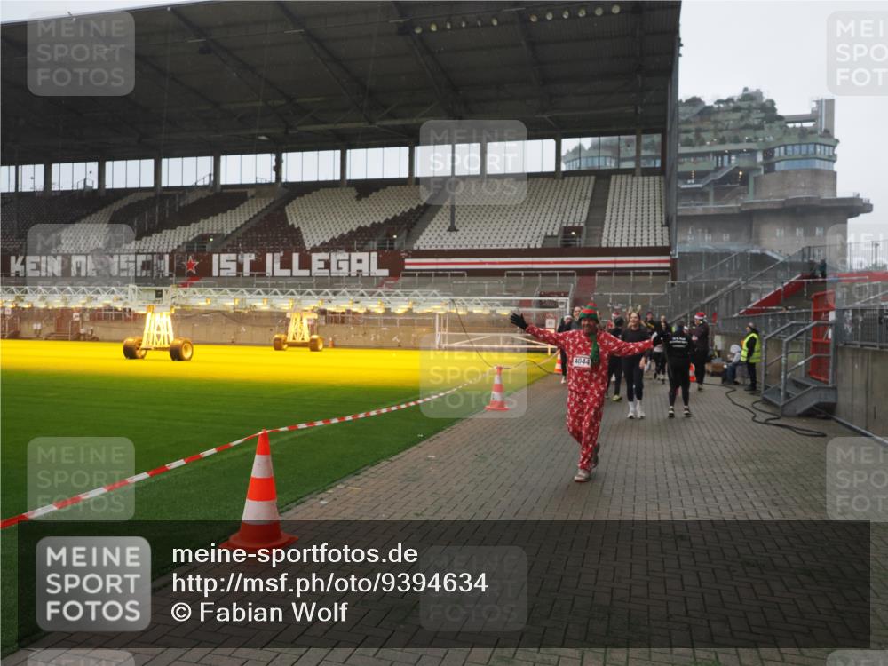 07.12.2025 - St. Pauli X-Mass-Run No. 15 Fabian Wolf http://msf.ph/oto/9394634 07.12.2025 10:26:18 Ziel 23, 28, 368, 1638, 1639, 2922, 3698, 3699, 4044, 4093, 4460, 4461, 4469, 4481, 4529, 4532, 4699, 4703, 4709, 5010 meine-sportfotos.de
