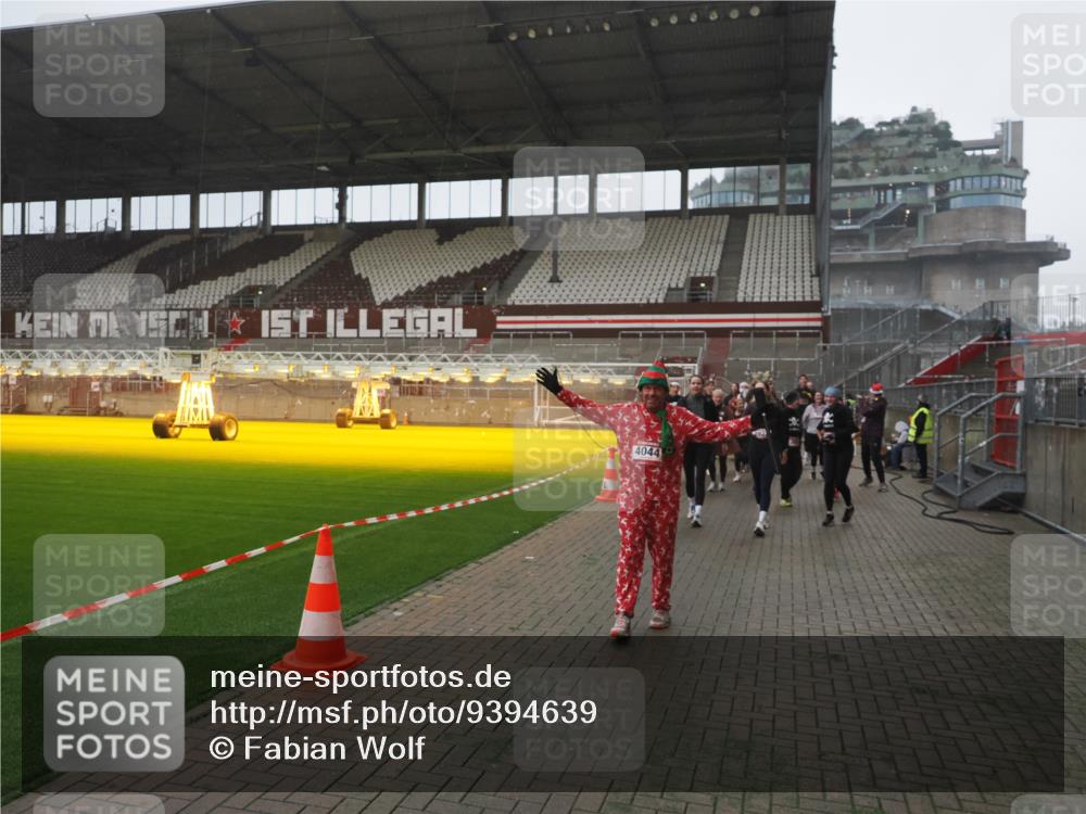07.12.2025 - St. Pauli X-Mass-Run No. 15 Fabian Wolf http://msf.ph/oto/9394639 07.12.2025 10:26:20 Ziel 23, 28, 368, 1638, 1639, 2068, 2922, 3698, 3699, 4044, 4093, 4448, 4460, 4461, 4469, 4481, 4529, 4532, 4699, 4703, 4709, 5010 meine-sportfotos.de