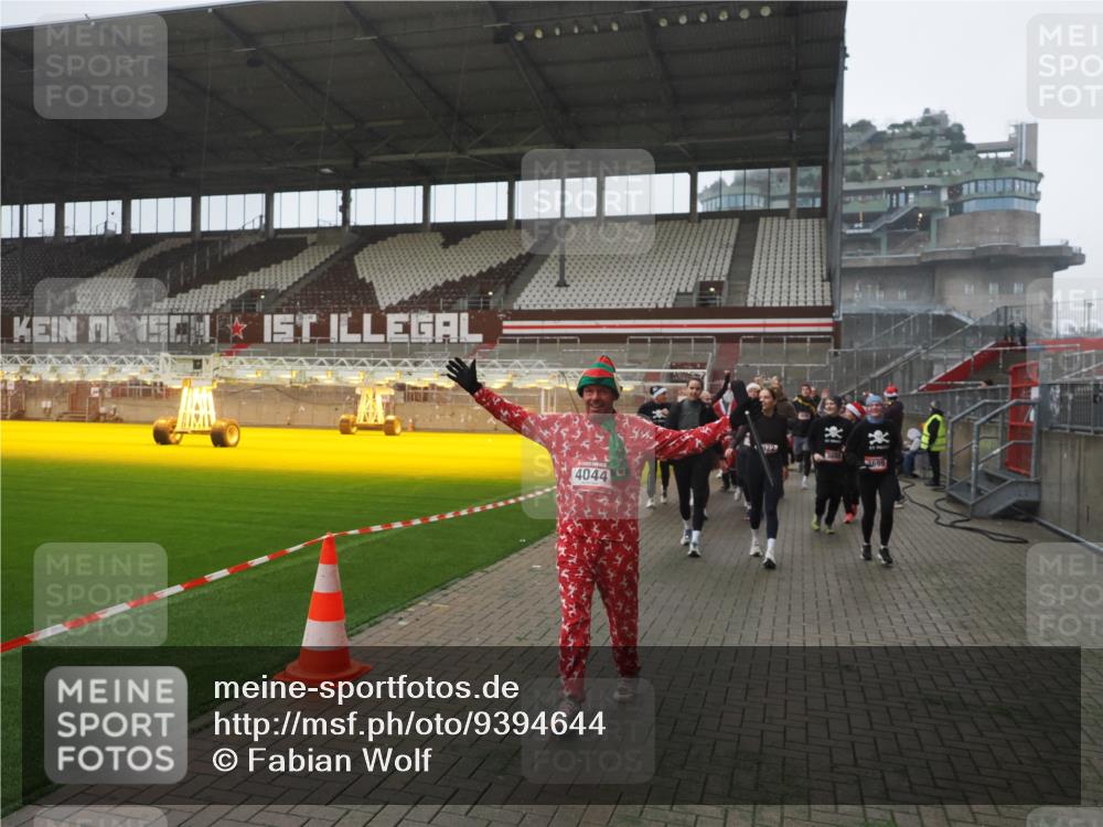 07.12.2025 - St. Pauli X-Mass-Run No. 15 Fabian Wolf http://msf.ph/oto/9394644 07.12.2025 10:26:21 Ziel 23, 28, 368, 1638, 1639, 2068, 2518, 2648, 2649, 2922, 3698, 3699, 4044, 4093, 4448, 4460, 4461, 4469, 4481, 4529, 4532, 4699, 4703, 4709, 5010 meine-sportfotos.de