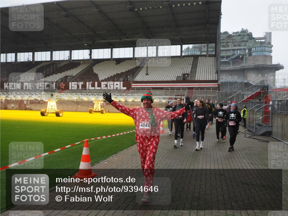 07.12.2025 - St. Pauli X-Mass-Run No. 15 Fabian Wolf http://msf.ph/oto/9394646 07.12.2025 10:26:21 Ziel 23, 28, 368, 1638, 1639, 2068, 2518, 2648, 2649, 2922, 3698, 3699, 4044, 4093, 4448, 4460, 4461, 4469, 4481, 4529, 4532, 4699, 4703, 4709, 5010 meine-sportfotos.de