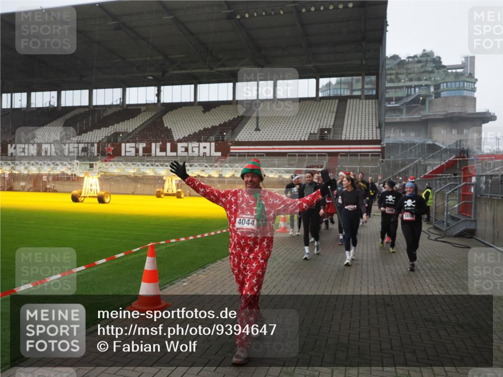 07.12.2025 - St. Pauli X-Mass-Run No. 15 Fabian Wolf http://msf.ph/oto/9394647 07.12.2025 10:26:21 Ziel 23, 28, 368, 1638, 1639, 2068, 2518, 2648, 2649, 2922, 3698, 3699, 4044, 4093, 4448, 4460, 4461, 4469, 4481, 4529, 4532, 4699, 4703, 4709, 5010 meine-sportfotos.de
