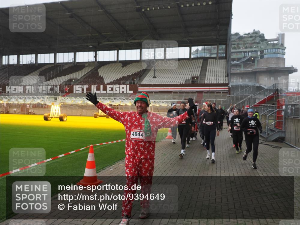 07.12.2025 - St. Pauli X-Mass-Run No. 15 Fabian Wolf http://msf.ph/oto/9394649 07.12.2025 10:26:22 Ziel 23, 28, 368, 1638, 1639, 2068, 2518, 2648, 2649, 2922, 3698, 3699, 4044, 4093, 4448, 4460, 4461, 4469, 4481, 4529, 4532, 4699, 4703, 4709, 5010 meine-sportfotos.de