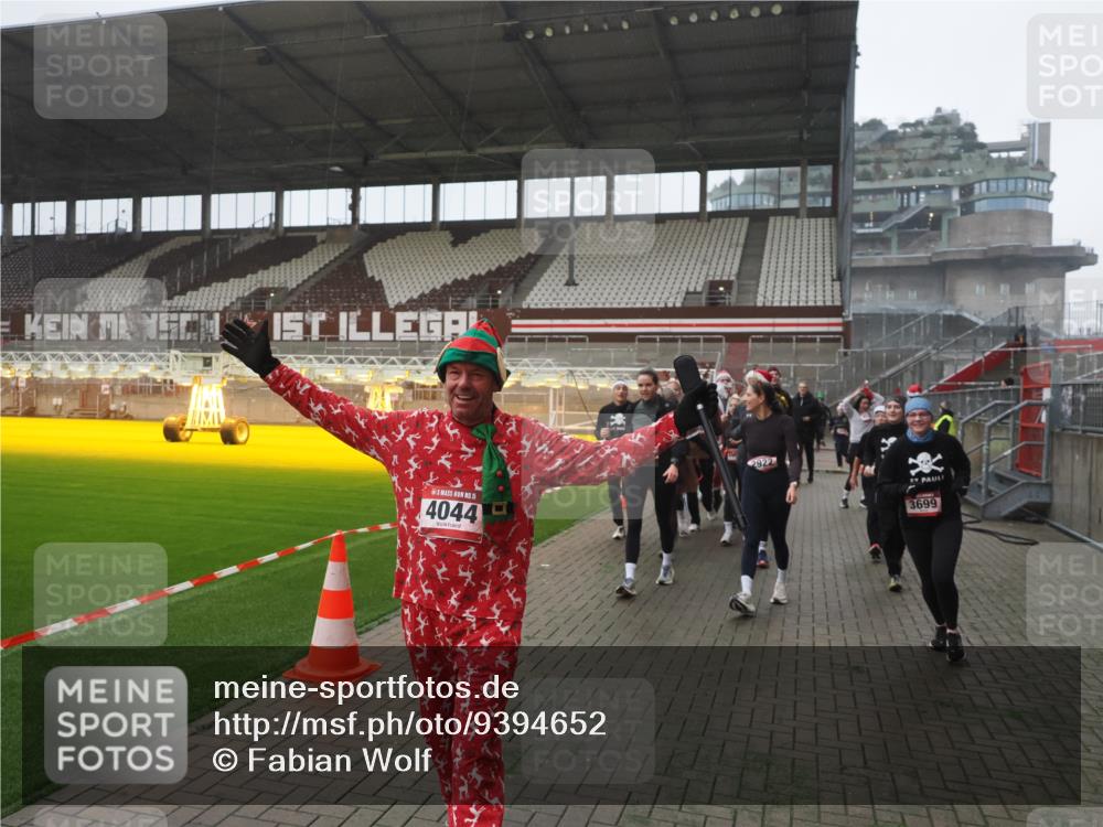 07.12.2025 - St. Pauli X-Mass-Run No. 15 Fabian Wolf http://msf.ph/oto/9394652 07.12.2025 10:26:22 Ziel 23, 28, 368, 1638, 1639, 2068, 2518, 2648, 2649, 2922, 3698, 3699, 4044, 4093, 4448, 4460, 4461, 4469, 4481, 4529, 4532, 4699, 4703, 4709, 5010 meine-sportfotos.de
