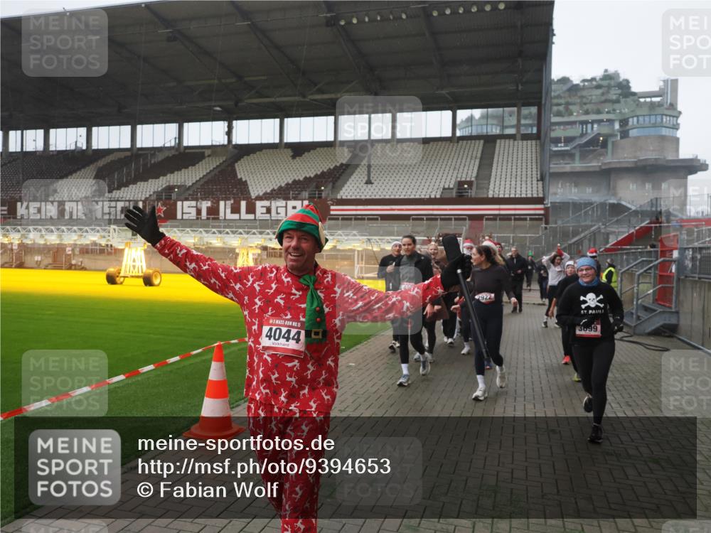 07.12.2025 - St. Pauli X-Mass-Run No. 15 Fabian Wolf http://msf.ph/oto/9394653 07.12.2025 10:26:22 Ziel 23, 28, 368, 1638, 1639, 2068, 2518, 2648, 2649, 2922, 3698, 3699, 4044, 4093, 4448, 4460, 4461, 4469, 4481, 4529, 4532, 4699, 4703, 4709, 5010 meine-sportfotos.de