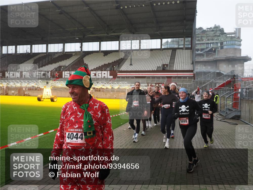 07.12.2025 - St. Pauli X-Mass-Run No. 15 Fabian Wolf http://msf.ph/oto/9394656 07.12.2025 10:26:23 Ziel 23, 28, 368, 1396, 1638, 1639, 2068, 2518, 2648, 2649, 2922, 3698, 3699, 4044, 4093, 4448, 4460, 4461, 4469, 4481, 4529, 4532, 4699, 4703, 4709, 5010 meine-sportfotos.de