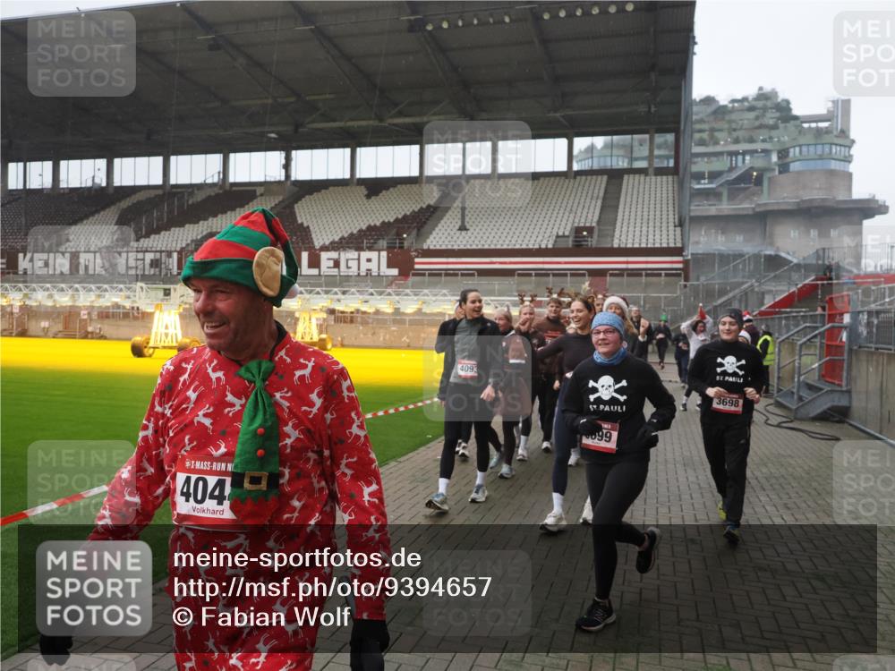07.12.2025 - St. Pauli X-Mass-Run No. 15 Fabian Wolf http://msf.ph/oto/9394657 07.12.2025 10:26:23 Ziel 23, 28, 368, 1396, 1638, 1639, 2068, 2518, 2648, 2649, 2922, 3698, 3699, 4044, 4093, 4448, 4460, 4461, 4469, 4481, 4529, 4532, 4699, 4703, 4709, 5010 meine-sportfotos.de