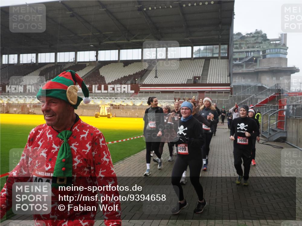 07.12.2025 - St. Pauli X-Mass-Run No. 15 Fabian Wolf http://msf.ph/oto/9394658 07.12.2025 10:26:23 Ziel 23, 28, 368, 1396, 1638, 1639, 2068, 2518, 2648, 2649, 2922, 3698, 3699, 4044, 4093, 4448, 4460, 4461, 4469, 4481, 4529, 4532, 4699, 4703, 4709, 5010 meine-sportfotos.de