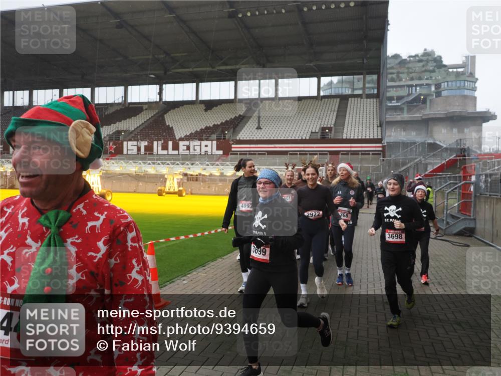 07.12.2025 - St. Pauli X-Mass-Run No. 15 Fabian Wolf http://msf.ph/oto/9394659 07.12.2025 10:26:24 Ziel 23, 28, 368, 1396, 1638, 1639, 2068, 2518, 2648, 2649, 2922, 3698, 3699, 4093, 4448, 4460, 4461, 4469, 4481, 4529, 4532, 4699, 4703, 4709, 5010 meine-sportfotos.de