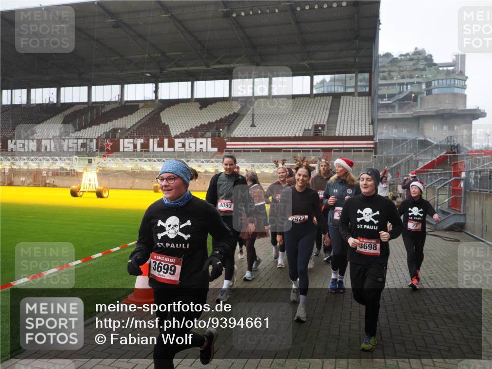 07.12.2025 - St. Pauli X-Mass-Run No. 15 Fabian Wolf http://msf.ph/oto/9394661 07.12.2025 10:26:24 Ziel 23, 28, 368, 1396, 1638, 1639, 2068, 2518, 2648, 2649, 2922, 3698, 3699, 4093, 4448, 4460, 4461, 4469, 4481, 4529, 4532, 4699, 4703, 4709, 5010 meine-sportfotos.de