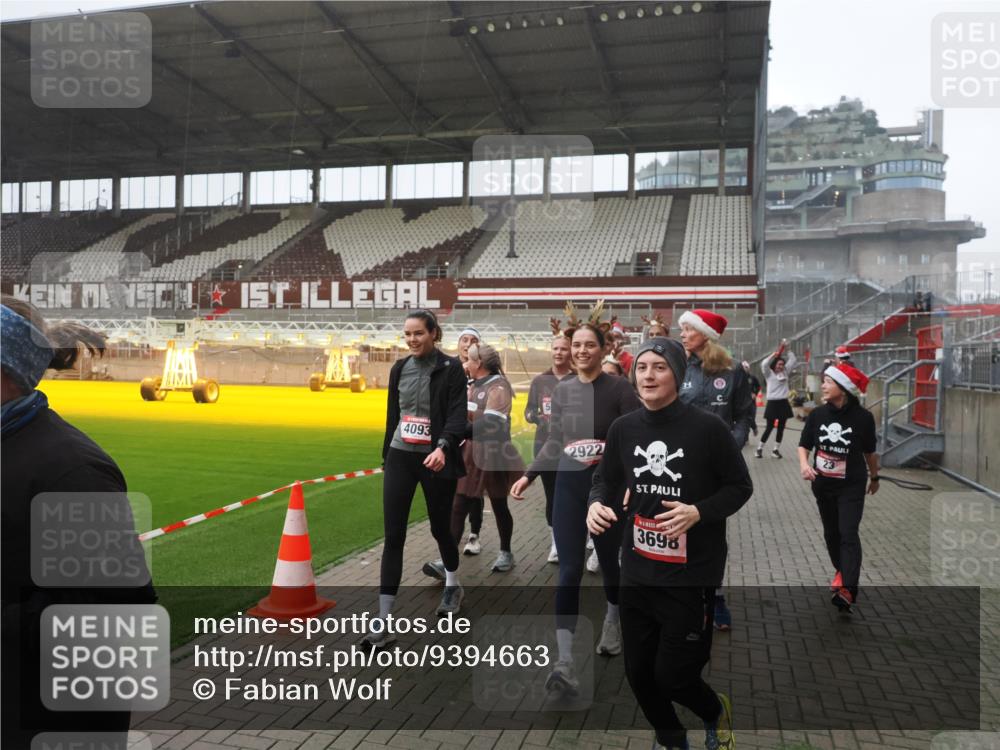 07.12.2025 - St. Pauli X-Mass-Run No. 15 Fabian Wolf http://msf.ph/oto/9394663 07.12.2025 10:26:24 Ziel 23, 28, 368, 1396, 1638, 1639, 2068, 2518, 2648, 2649, 2922, 3698, 3699, 4093, 4448, 4460, 4461, 4469, 4481, 4529, 4532, 4699, 4703, 4709, 5010 meine-sportfotos.de