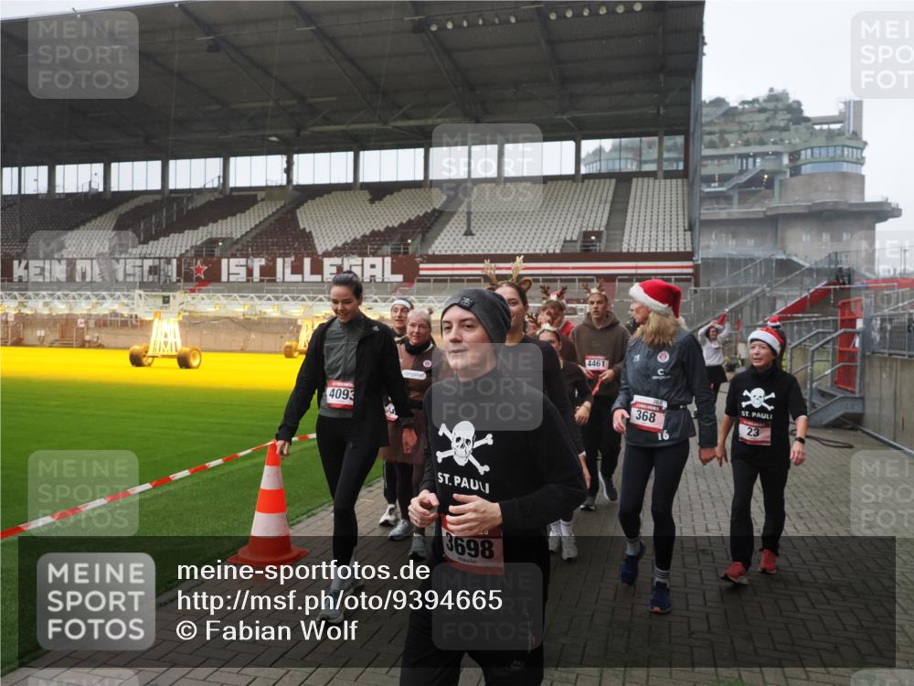07.12.2025 - St. Pauli X-Mass-Run No. 15 Fabian Wolf http://msf.ph/oto/9394665 07.12.2025 10:26:25 Ziel 23, 28, 368, 1396, 1638, 1639, 2068, 2518, 2648, 2649, 2922, 3698, 3699, 4093, 4448, 4460, 4461, 4469, 4481, 4506, 4512, 4529, 4532, 4699, 4703, 4709, 5010 meine-sportfotos.de