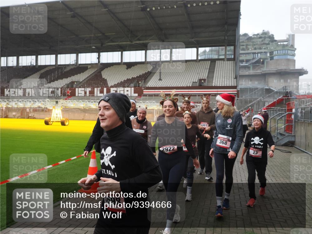 07.12.2025 - St. Pauli X-Mass-Run No. 15 Fabian Wolf http://msf.ph/oto/9394666 07.12.2025 10:26:25 Ziel 23, 28, 368, 1396, 1638, 1639, 2068, 2518, 2648, 2649, 2922, 3698, 3699, 4093, 4448, 4460, 4461, 4469, 4481, 4506, 4512, 4529, 4532, 4699, 4703, 4709, 5010 meine-sportfotos.de
