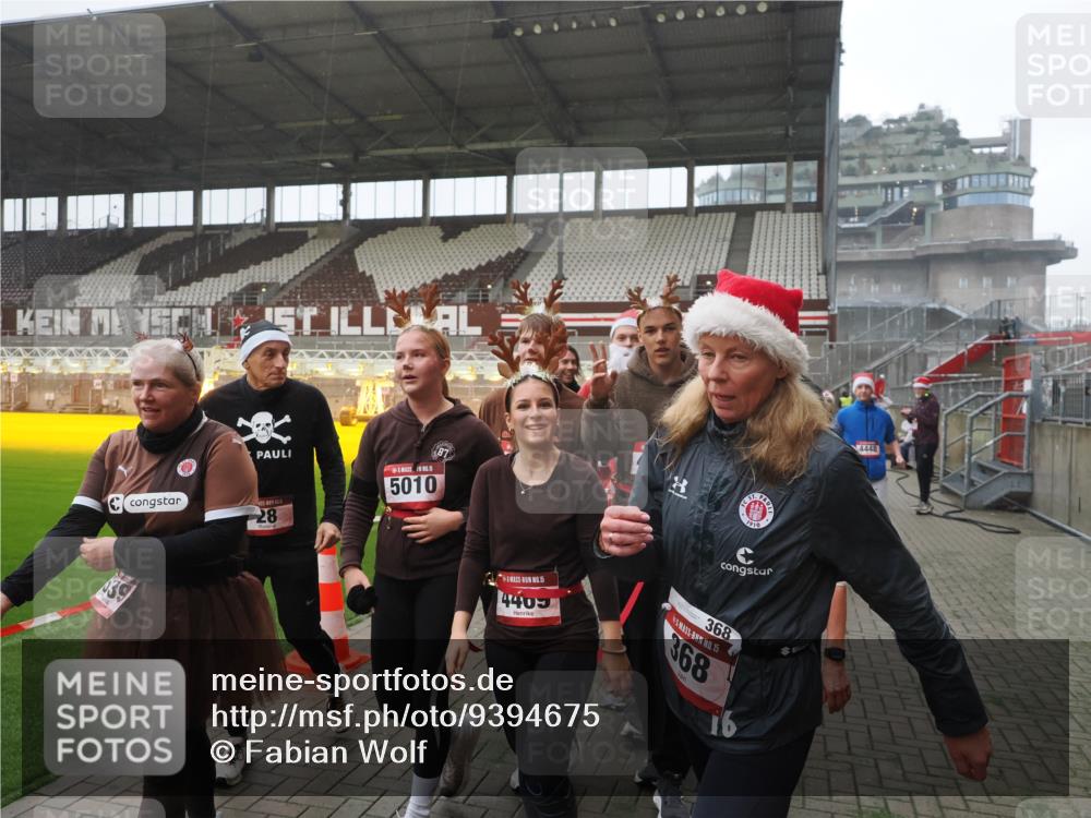 07.12.2025 - St. Pauli X-Mass-Run No. 15 Fabian Wolf http://msf.ph/oto/9394675 07.12.2025 10:26:27 Ziel 23, 28, 368, 1396, 1638, 1639, 2068, 2518, 2648, 2649, 2922, 3698, 3699, 4093, 4448, 4460, 4461, 4469, 4481, 4506, 4512, 4529, 4532, 4699, 4703, 4709, 5010 meine-sportfotos.de