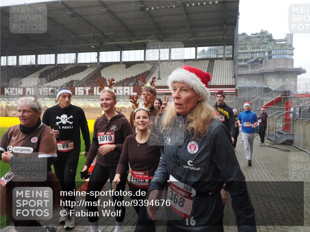 07.12.2025 - St. Pauli X-Mass-Run No. 15 Fabian Wolf http://msf.ph/oto/9394676 07.12.2025 10:26:27 Ziel 23, 28, 368, 1396, 1638, 1639, 2068, 2518, 2648, 2649, 2922, 3698, 3699, 4093, 4448, 4460, 4461, 4469, 4481, 4506, 4512, 4529, 4532, 4699, 4703, 4709, 5010 meine-sportfotos.de