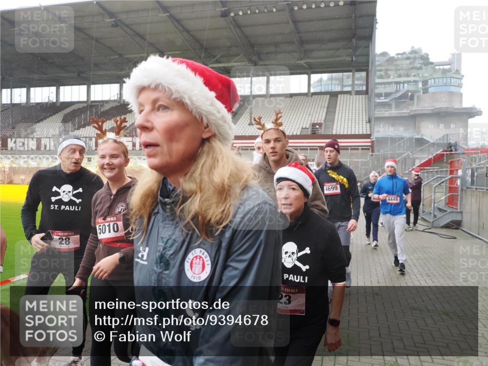 07.12.2025 - St. Pauli X-Mass-Run No. 15 Fabian Wolf http://msf.ph/oto/9394678 07.12.2025 10:26:27 Ziel 23, 28, 368, 1396, 1638, 1639, 2068, 2518, 2648, 2649, 2922, 3698, 3699, 4093, 4448, 4460, 4461, 4469, 4481, 4506, 4512, 4529, 4532, 4699, 4703, 4709, 5010 meine-sportfotos.de