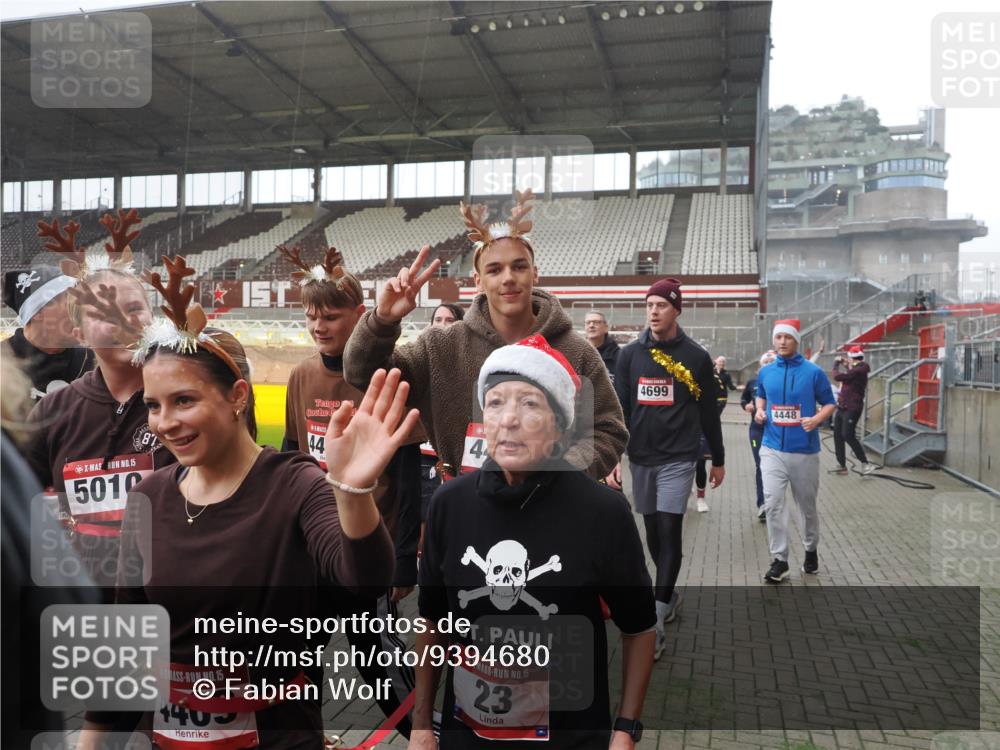 07.12.2025 - St. Pauli X-Mass-Run No. 15 Fabian Wolf http://msf.ph/oto/9394680 07.12.2025 10:26:28 Ziel 23, 28, 368, 1396, 1638, 1639, 2068, 2518, 2648, 2649, 2922, 3698, 3699, 4093, 4448, 4460, 4461, 4469, 4481, 4506, 4512, 4529, 4532, 4699, 4703, 4709, 5010 meine-sportfotos.de