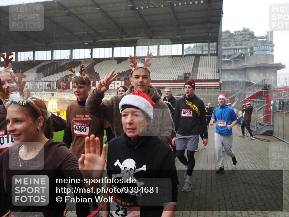 07.12.2025 - St. Pauli X-Mass-Run No. 15 Fabian Wolf http://msf.ph/oto/9394681 07.12.2025 10:26:28 Ziel 23, 28, 368, 1396, 1638, 1639, 2068, 2518, 2648, 2649, 2922, 3698, 3699, 4093, 4448, 4460, 4461, 4469, 4481, 4506, 4512, 4529, 4532, 4699, 4703, 4709, 5010 meine-sportfotos.de