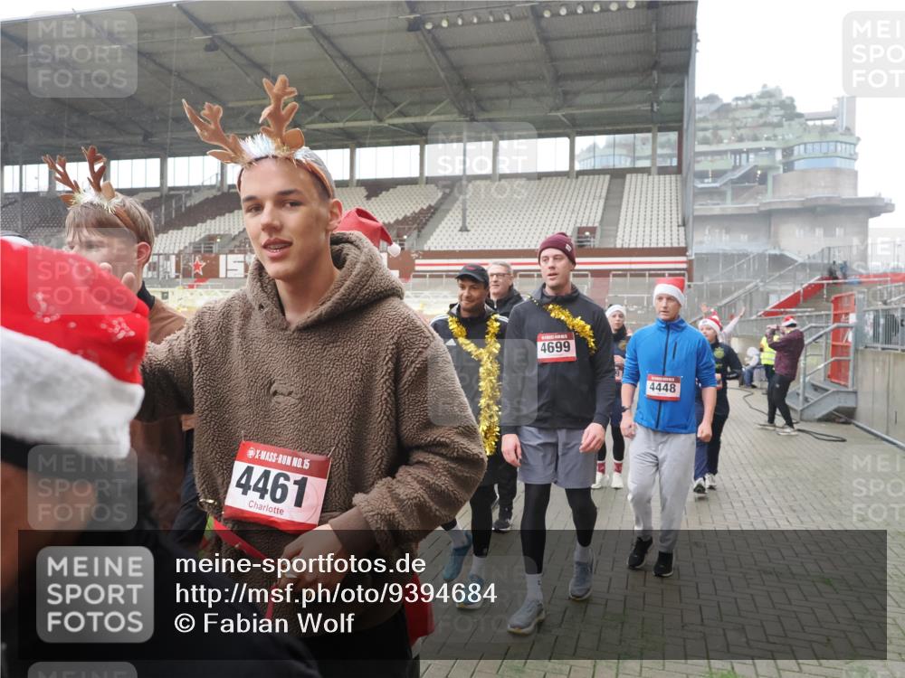 07.12.2025 - St. Pauli X-Mass-Run No. 15 Fabian Wolf http://msf.ph/oto/9394684 07.12.2025 10:26:29 Ziel 23, 28, 368, 1396, 1638, 1639, 2068, 2518, 2648, 2649, 2922, 3698, 3699, 4093, 4448, 4460, 4461, 4469, 4481, 4506, 4512, 4529, 4532, 4699, 4703, 4709, 5010 meine-sportfotos.de