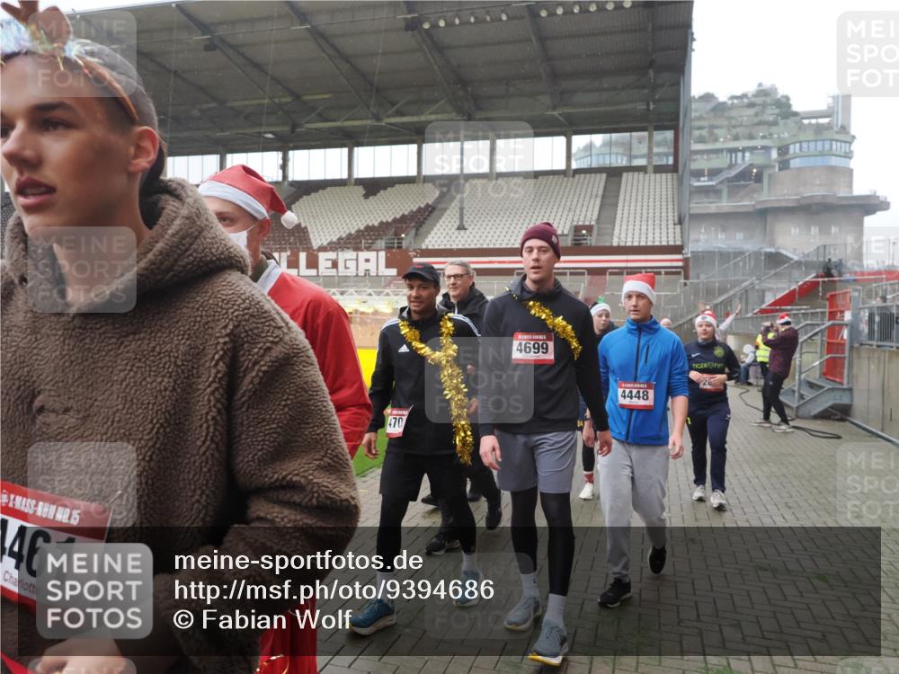 07.12.2025 - St. Pauli X-Mass-Run No. 15 Fabian Wolf http://msf.ph/oto/9394686 07.12.2025 10:26:29 Ziel 23, 28, 368, 1396, 1638, 1639, 2068, 2518, 2648, 2649, 2922, 3698, 3699, 4093, 4448, 4460, 4461, 4469, 4481, 4506, 4512, 4529, 4532, 4699, 4703, 4709, 5010 meine-sportfotos.de