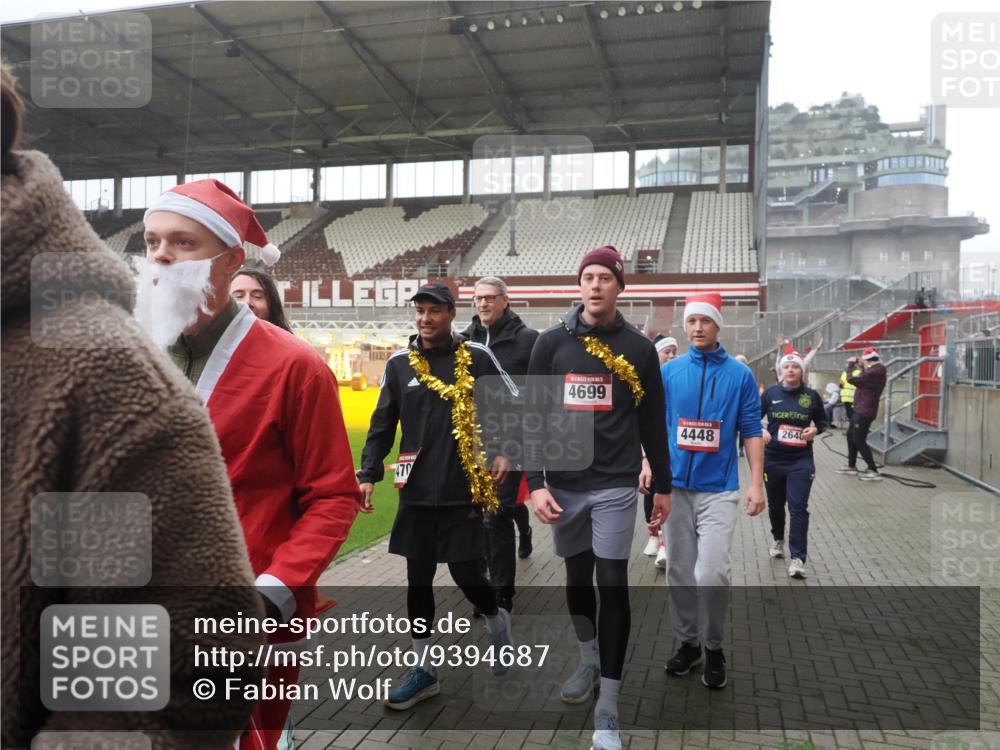 07.12.2025 - St. Pauli X-Mass-Run No. 15 Fabian Wolf http://msf.ph/oto/9394687 07.12.2025 10:26:29 Ziel 23, 28, 368, 1396, 1638, 1639, 2068, 2518, 2648, 2649, 2922, 3698, 3699, 4093, 4448, 4460, 4461, 4469, 4481, 4506, 4512, 4529, 4532, 4699, 4703, 4709, 5010 meine-sportfotos.de
