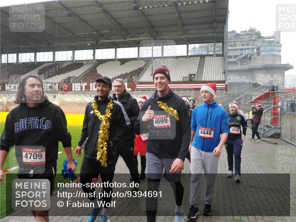 07.12.2025 - St. Pauli X-Mass-Run No. 15 Fabian Wolf http://msf.ph/oto/9394691 07.12.2025 10:26:30 Ziel 23, 28, 368, 1396, 1638, 1639, 2068, 2518, 2648, 2649, 2922, 3698, 3699, 4093, 4448, 4460, 4461, 4469, 4481, 4506, 4512, 4529, 4532, 4699, 4703, 4709, 5010 meine-sportfotos.de