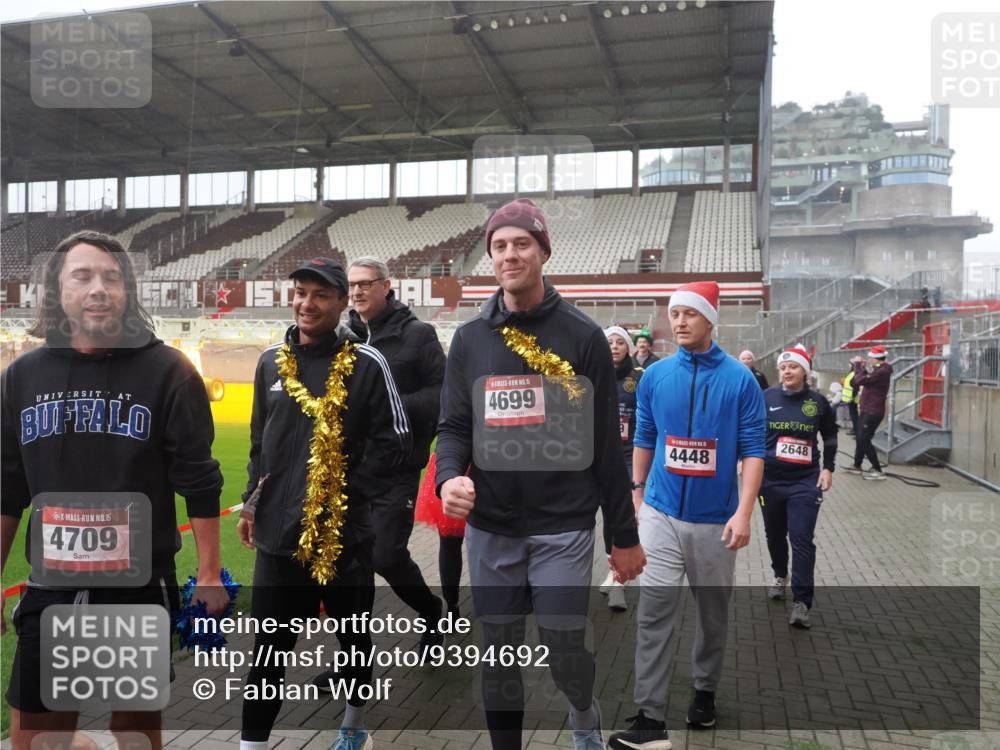 07.12.2025 - St. Pauli X-Mass-Run No. 15 Fabian Wolf http://msf.ph/oto/9394692 07.12.2025 10:26:30 Ziel 23, 28, 368, 1396, 1638, 1639, 2068, 2518, 2648, 2649, 2922, 3698, 3699, 4093, 4448, 4460, 4461, 4469, 4481, 4506, 4512, 4529, 4532, 4699, 4703, 4709, 5010 meine-sportfotos.de