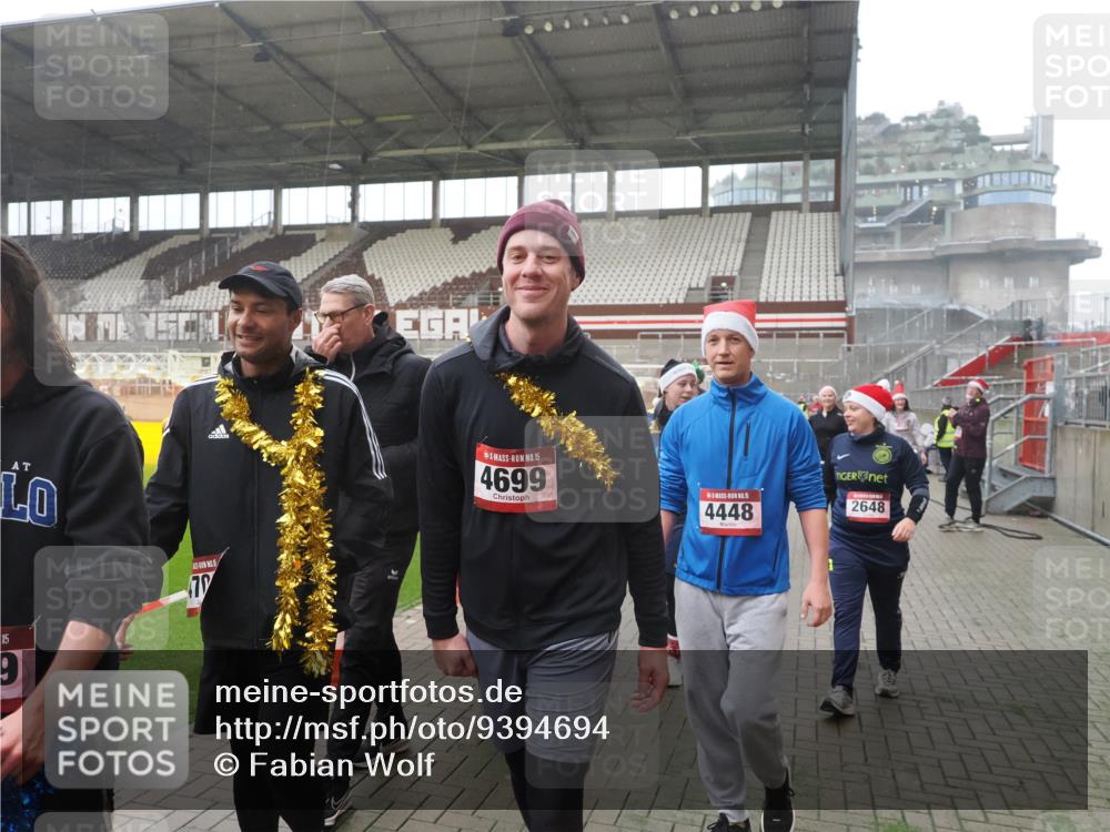 07.12.2025 - St. Pauli X-Mass-Run No. 15 Fabian Wolf http://msf.ph/oto/9394694 07.12.2025 10:26:31 Ziel 23, 28, 368, 1396, 1638, 1639, 2068, 2518, 2648, 2649, 2922, 3698, 3699, 4093, 4448, 4460, 4461, 4469, 4481, 4506, 4512, 4529, 4532, 4699, 4703, 4709, 5010 meine-sportfotos.de