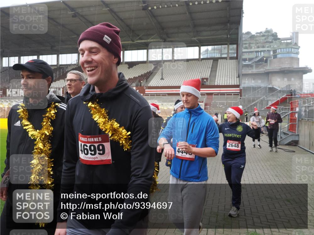 07.12.2025 - St. Pauli X-Mass-Run No. 15 Fabian Wolf http://msf.ph/oto/9394697 07.12.2025 10:26:31 Ziel 23, 28, 368, 1396, 1638, 1639, 2068, 2518, 2648, 2649, 2922, 3698, 3699, 4093, 4448, 4460, 4461, 4469, 4481, 4506, 4512, 4529, 4532, 4699, 4703, 4709, 5010 meine-sportfotos.de