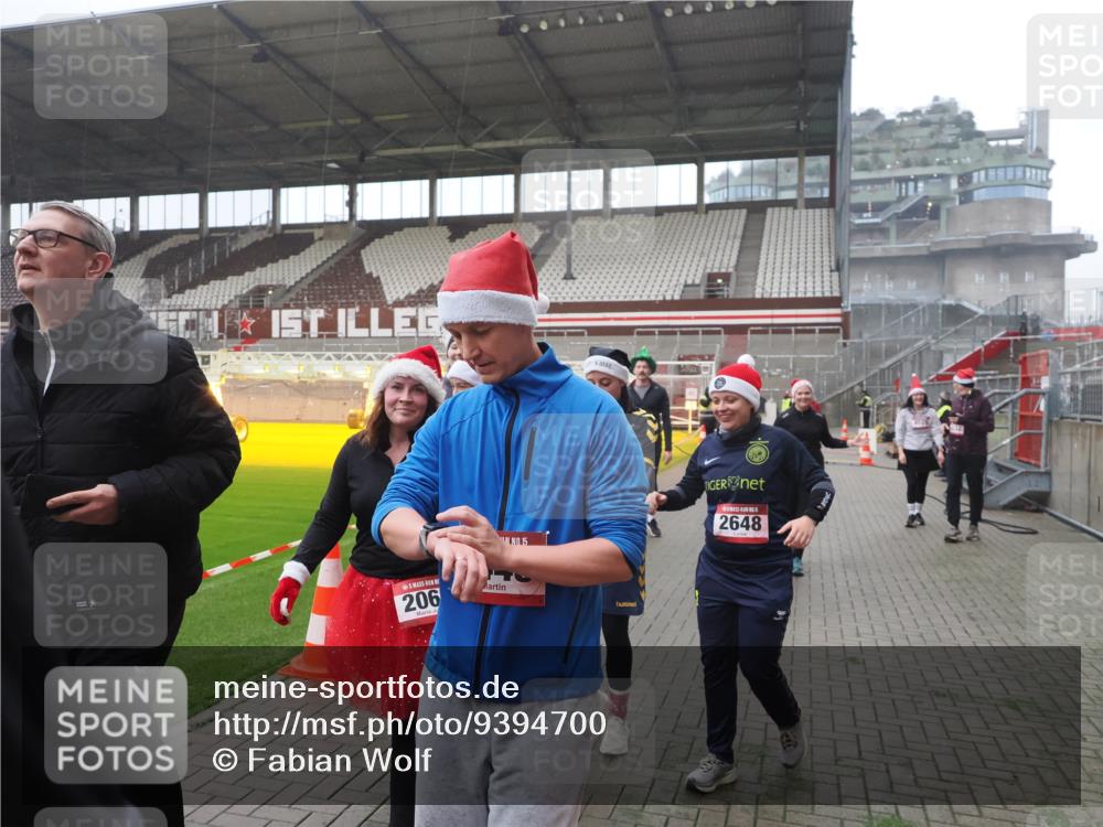 07.12.2025 - St. Pauli X-Mass-Run No. 15 Fabian Wolf http://msf.ph/oto/9394700 07.12.2025 10:26:32 Ziel 23, 28, 368, 1396, 1638, 1639, 2068, 2518, 2648, 2649, 2922, 3698, 3699, 4093, 4448, 4460, 4461, 4469, 4481, 4506, 4512, 4529, 4532, 4699, 4703, 4709, 5010 meine-sportfotos.de