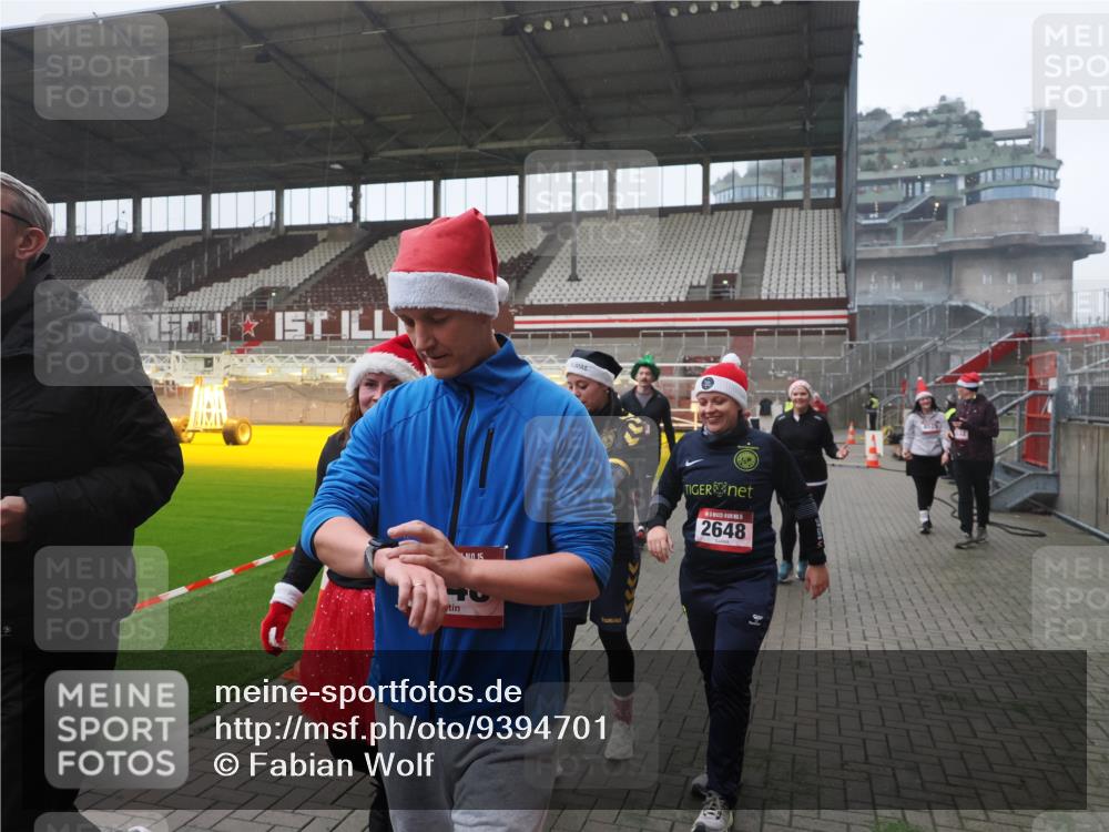 07.12.2025 - St. Pauli X-Mass-Run No. 15 Fabian Wolf http://msf.ph/oto/9394701 07.12.2025 10:26:32 Ziel 23, 28, 368, 1396, 1638, 1639, 2068, 2518, 2648, 2649, 2922, 3698, 3699, 4093, 4448, 4460, 4461, 4469, 4481, 4506, 4512, 4529, 4532, 4699, 4703, 4709, 5010 meine-sportfotos.de