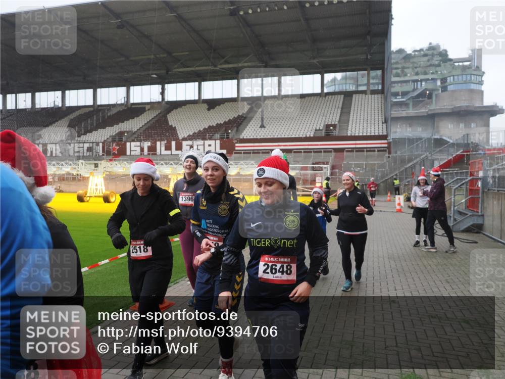 07.12.2025 - St. Pauli X-Mass-Run No. 15 Fabian Wolf http://msf.ph/oto/9394706 07.12.2025 10:26:33 Ziel 23, 28, 368, 1396, 1638, 1639, 2068, 2518, 2648, 2649, 2922, 3698, 3792, 4093, 4448, 4460, 4461, 4469, 4481, 4506, 4512, 4529, 4532, 4699, 4703, 4709, 5010 meine-sportfotos.de