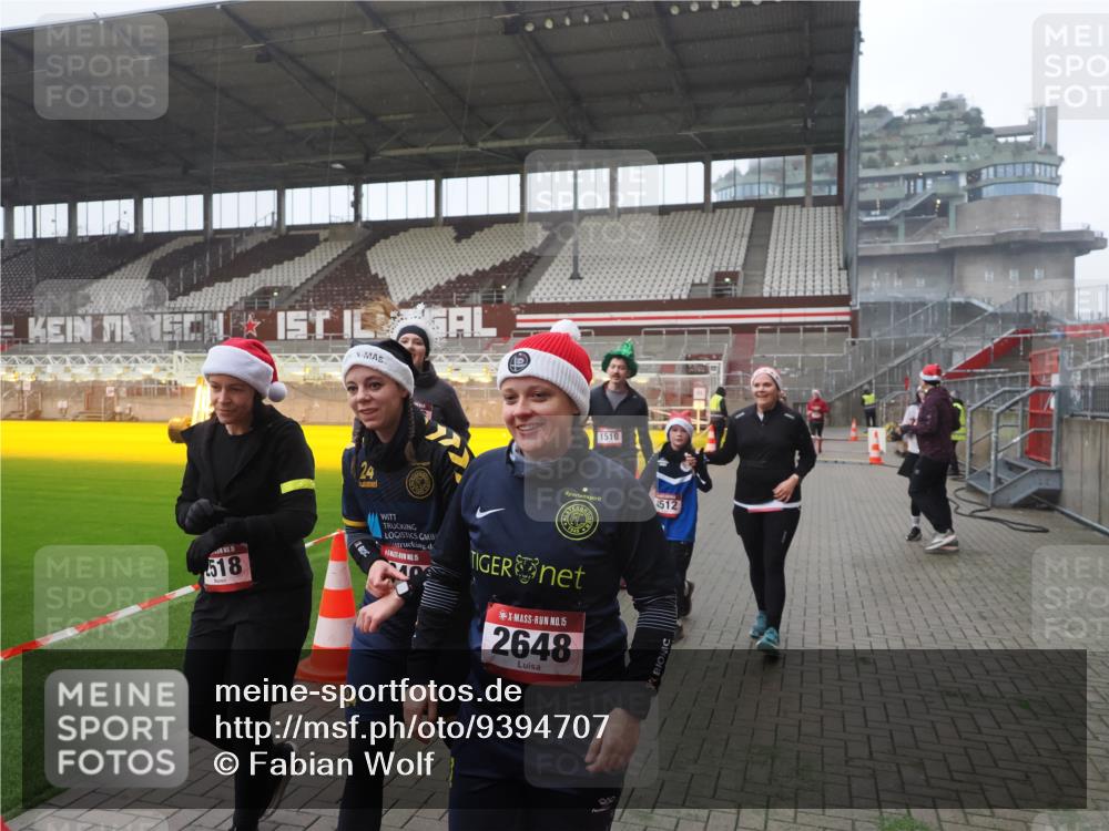 07.12.2025 - St. Pauli X-Mass-Run No. 15 Fabian Wolf http://msf.ph/oto/9394707 07.12.2025 10:26:33 Ziel 23, 28, 368, 1396, 1638, 1639, 2068, 2518, 2648, 2649, 2922, 3698, 3792, 4093, 4448, 4460, 4461, 4469, 4481, 4506, 4512, 4529, 4532, 4699, 4703, 4709, 5010 meine-sportfotos.de