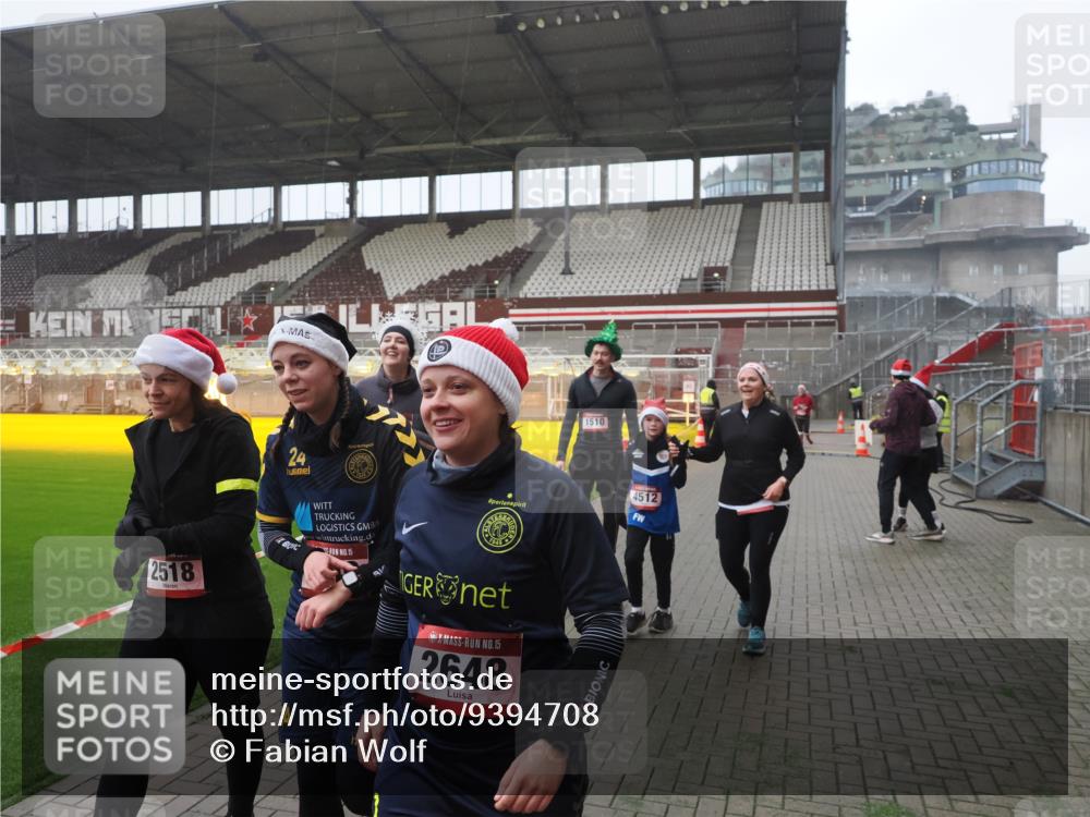 07.12.2025 - St. Pauli X-Mass-Run No. 15 Fabian Wolf http://msf.ph/oto/9394708 07.12.2025 10:26:34 Ziel 28, 368, 1396, 1638, 1639, 2068, 2518, 2648, 2649, 3792, 4448, 4460, 4461, 4469, 4481, 4506, 4512, 4529, 4532, 4699, 4703, 4709, 5010 meine-sportfotos.de