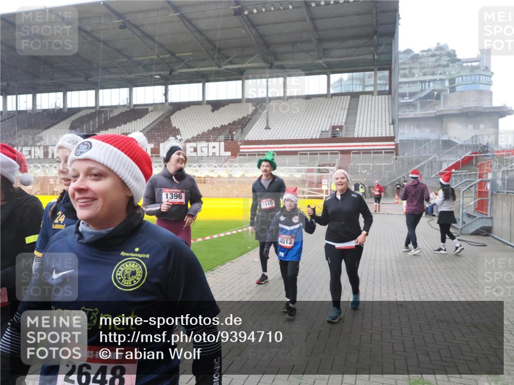 07.12.2025 - St. Pauli X-Mass-Run No. 15 Fabian Wolf http://msf.ph/oto/9394710 07.12.2025 10:26:34 Ziel 28, 368, 1396, 1638, 1639, 2068, 2518, 2648, 2649, 3792, 4448, 4460, 4461, 4469, 4481, 4506, 4512, 4529, 4532, 4699, 4703, 4709, 5010 meine-sportfotos.de
