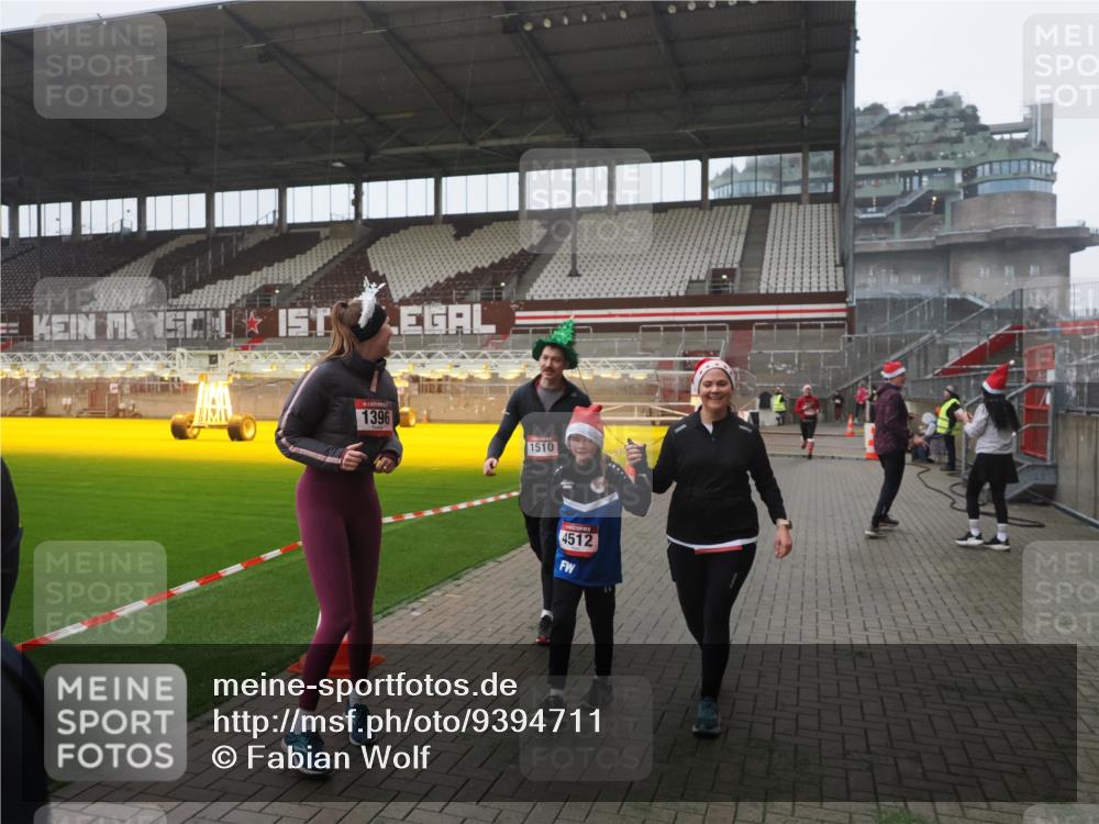 07.12.2025 - St. Pauli X-Mass-Run No. 15 Fabian Wolf http://msf.ph/oto/9394711 07.12.2025 10:26:35 Ziel 28, 1396, 1638, 2068, 2518, 2648, 2649, 3792, 4448, 4460, 4461, 4469, 4481, 4506, 4512, 4529, 4532, 4699, 4703, 4709, 5010 meine-sportfotos.de