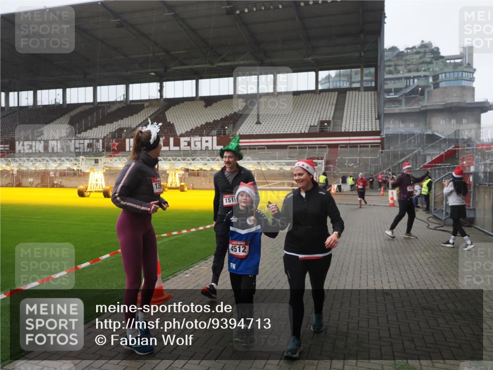 07.12.2025 - St. Pauli X-Mass-Run No. 15 Fabian Wolf http://msf.ph/oto/9394713 07.12.2025 10:26:35 Ziel 28, 1396, 1638, 2068, 2518, 2648, 2649, 3792, 4448, 4460, 4461, 4469, 4481, 4506, 4512, 4529, 4532, 4699, 4703, 4709, 5010 meine-sportfotos.de