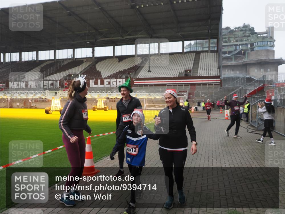 07.12.2025 - St. Pauli X-Mass-Run No. 15 Fabian Wolf http://msf.ph/oto/9394714 07.12.2025 10:26:35 Ziel 28, 1396, 1638, 2068, 2518, 2648, 2649, 3792, 4448, 4460, 4461, 4469, 4481, 4506, 4512, 4529, 4532, 4699, 4703, 4709, 5010 meine-sportfotos.de