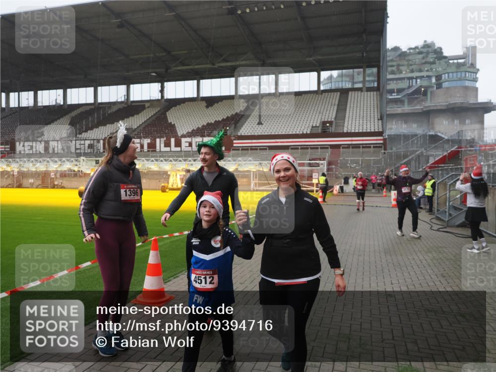 07.12.2025 - St. Pauli X-Mass-Run No. 15 Fabian Wolf http://msf.ph/oto/9394716 07.12.2025 10:26:36 Ziel 1396, 1638, 2068, 2518, 2648, 2649, 3792, 4448, 4460, 4461, 4469, 4481, 4506, 4512, 4699, 4703, 4709, 5010 meine-sportfotos.de