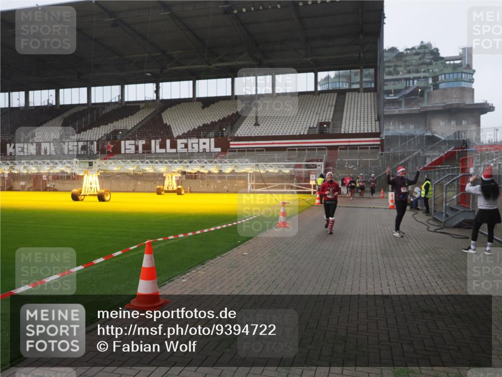 07.12.2025 - St. Pauli X-Mass-Run No. 15 Fabian Wolf http://msf.ph/oto/9394722 07.12.2025 10:26:38 Ziel 1396, 1638, 2068, 2518, 2648, 2649, 3792, 4448, 4506, 4512, 4703 meine-sportfotos.de
