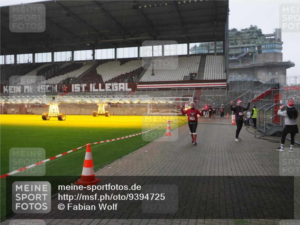07.12.2025 - St. Pauli X-Mass-Run No. 15 Fabian Wolf http://msf.ph/oto/9394725 07.12.2025 10:26:39 Ziel 1396, 2068, 2518, 2648, 2649, 3792, 4448, 4506, 4512, 4705 meine-sportfotos.de