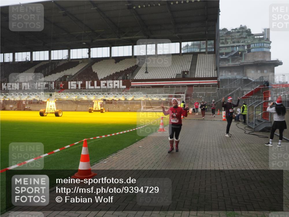 07.12.2025 - St. Pauli X-Mass-Run No. 15 Fabian Wolf http://msf.ph/oto/9394729 07.12.2025 10:26:40 Ziel 1396, 2518, 2648, 2649, 3792, 3828, 4185, 4448, 4506, 4512, 4705 meine-sportfotos.de