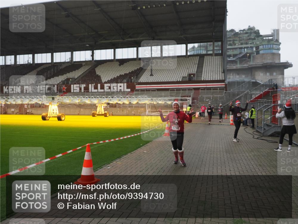 07.12.2025 - St. Pauli X-Mass-Run No. 15 Fabian Wolf http://msf.ph/oto/9394730 07.12.2025 10:26:40 Ziel 1396, 2518, 2648, 2649, 3792, 3828, 4185, 4448, 4506, 4512, 4705 meine-sportfotos.de