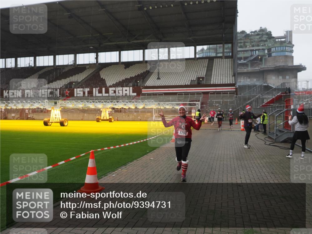 07.12.2025 - St. Pauli X-Mass-Run No. 15 Fabian Wolf http://msf.ph/oto/9394731 07.12.2025 10:26:41 Ziel 1396, 2518, 2648, 2649, 3792, 3828, 4185, 4506, 4512, 4705 meine-sportfotos.de