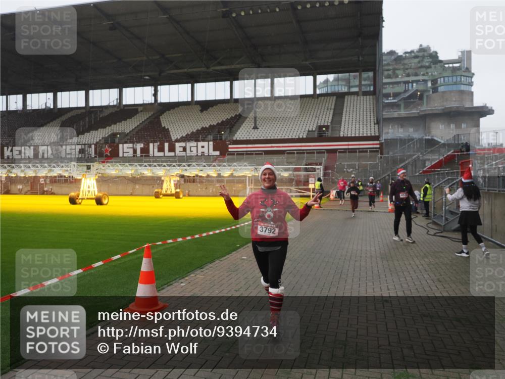 07.12.2025 - St. Pauli X-Mass-Run No. 15 Fabian Wolf http://msf.ph/oto/9394734 07.12.2025 10:26:41 Ziel 1396, 2518, 2648, 2649, 3792, 3828, 4185, 4506, 4512, 4705 meine-sportfotos.de