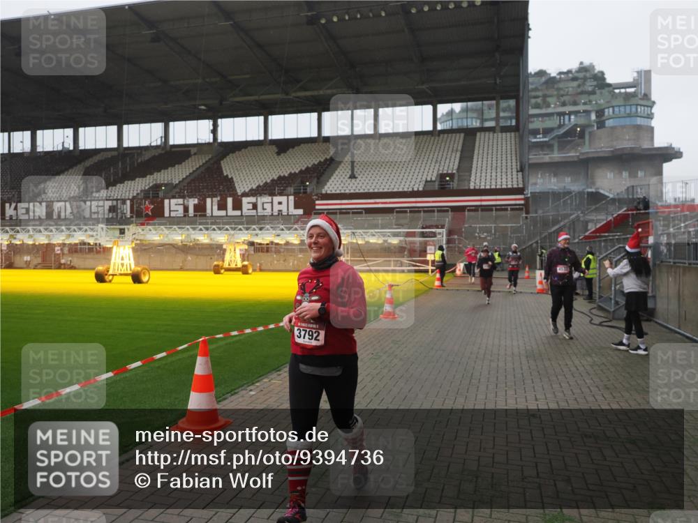 07.12.2025 - St. Pauli X-Mass-Run No. 15 Fabian Wolf http://msf.ph/oto/9394736 07.12.2025 10:26:42 Ziel 1396, 3771, 3787, 3792, 3828, 4185, 4506, 4512, 4705 meine-sportfotos.de