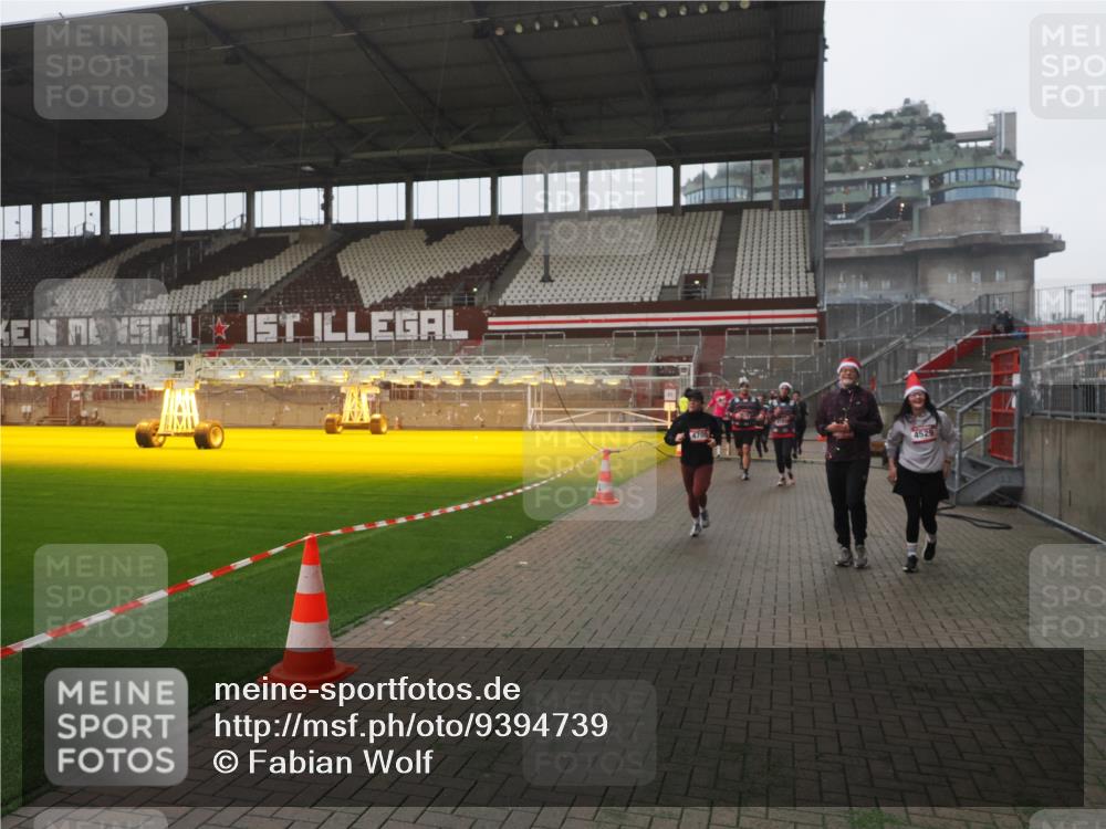 07.12.2025 - St. Pauli X-Mass-Run No. 15 Fabian Wolf http://msf.ph/oto/9394739 07.12.2025 10:26:43 Ziel 1396, 3771, 3787, 3792, 3828, 4185, 4506, 4512, 4705 meine-sportfotos.de