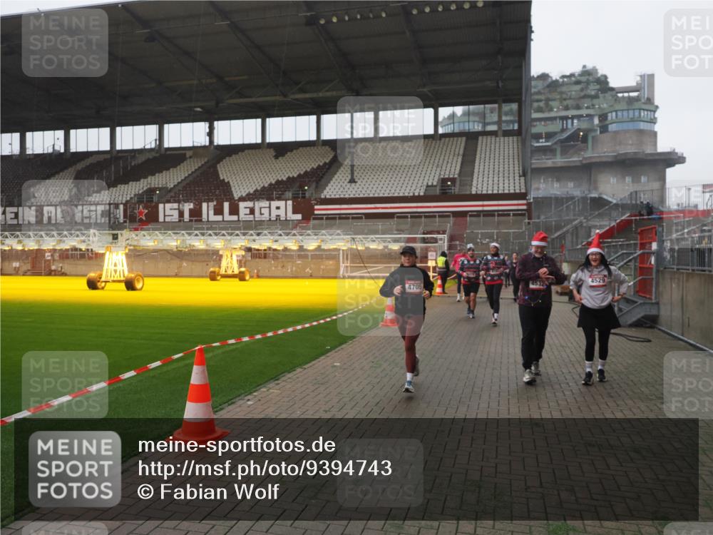 07.12.2025 - St. Pauli X-Mass-Run No. 15 Fabian Wolf http://msf.ph/oto/9394743 07.12.2025 10:26:44 Ziel 3771, 3787, 3792, 3828, 4185, 4506, 4512, 4705 meine-sportfotos.de