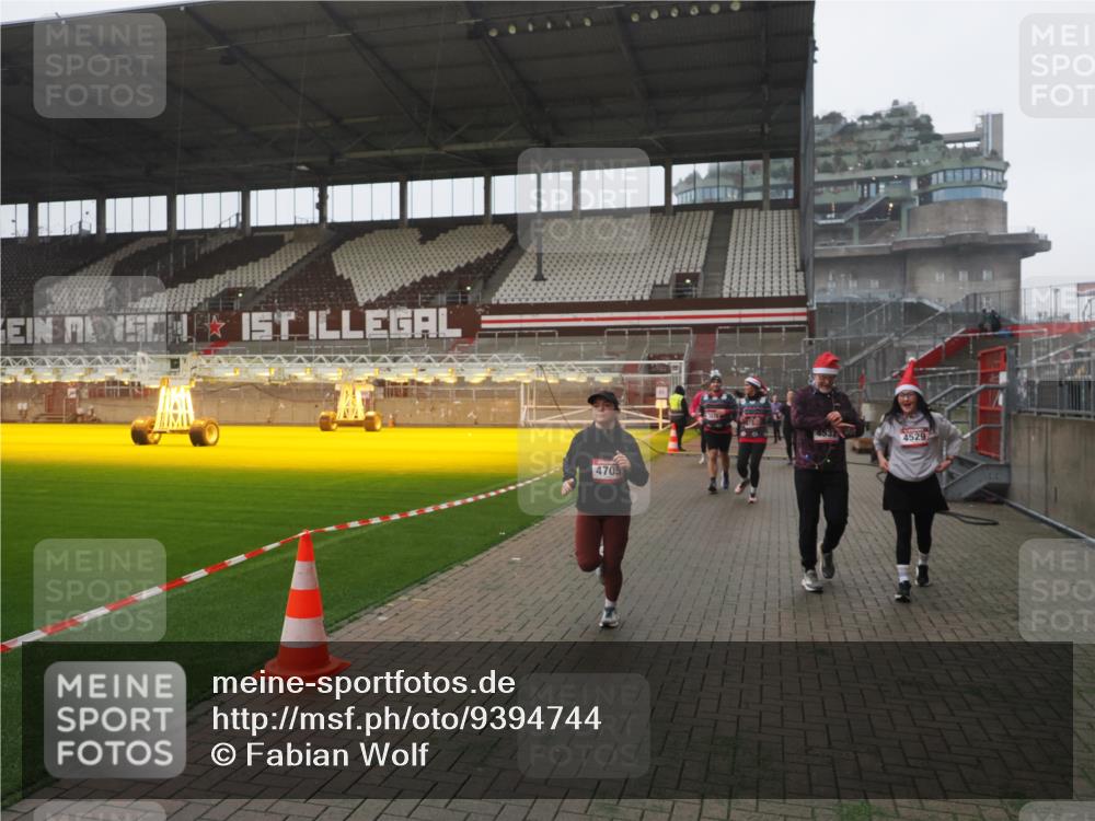 07.12.2025 - St. Pauli X-Mass-Run No. 15 Fabian Wolf http://msf.ph/oto/9394744 07.12.2025 10:26:44 Ziel 3771, 3787, 3792, 3828, 4185, 4506, 4512, 4705 meine-sportfotos.de