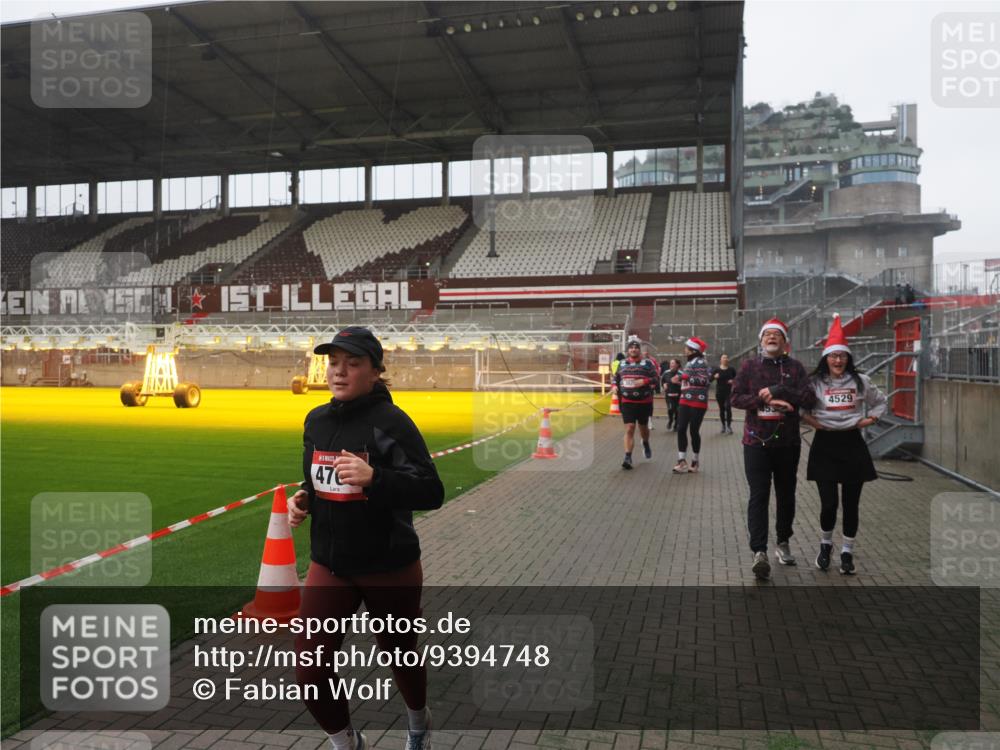 07.12.2025 - St. Pauli X-Mass-Run No. 15 Fabian Wolf http://msf.ph/oto/9394748 07.12.2025 10:26:45 Ziel 3771, 3787, 3792, 3828, 4185, 4384, 4506, 4512, 4705 meine-sportfotos.de