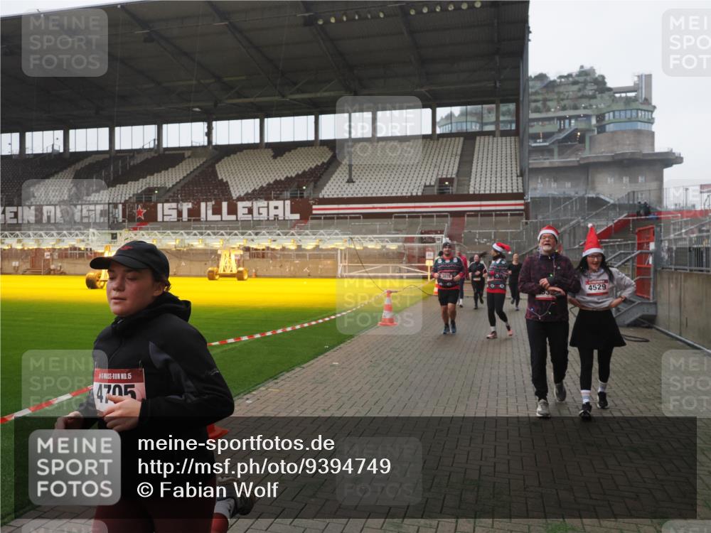 07.12.2025 - St. Pauli X-Mass-Run No. 15 Fabian Wolf http://msf.ph/oto/9394749 07.12.2025 10:26:45 Ziel 3771, 3787, 3792, 3828, 4185, 4384, 4506, 4512, 4705 meine-sportfotos.de
